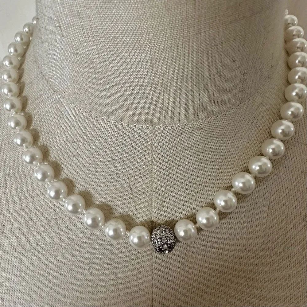Avon faux pearl rhinestone necklace